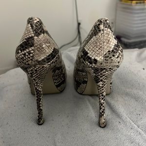 Enmendó Angiolini snake skin peep toe platform heel